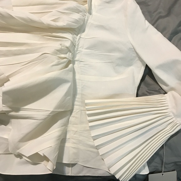 Alexander McQueen Elegant White Ruffled Blouse - Picture 3 of 10